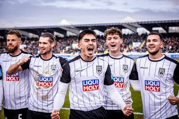 Soccer Men 2 Bundesliga 16 Matchday Season 2024 2025 SSV Ulm 1846 Soccer vs Hamburger SV 14 12 2024 Goal celebration after the goal for the 1 0 lead for SSV Ulm 1846 Soccer 5 Johannes Reichert SSV Ulm 1846 Soccer , 11 Dennis Chessa SSV Ulm 1846 Soccer , Goalscorer 16 Aaron Keller SSV Ulm 1846 Fußball , 30 Maurice Krattenmacher SSV Ulm 1846 Fußball , 43 Romario Rösch SSV Ulm 1846 Fußball DFL regulations prohibit any use of photographs as image sequences and or quasi video Ulm Donaustadion Baden Württemberg Germany
