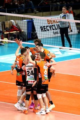 DEU, CEV Group A, BR Volleys vs Greenyard Masaik, 18 12 2024, Max Schmeling Halle, Berlin, DEU, CEV Group A, BR Volleys vs Greenyard Masaik, in the picture BR Volleys players circle, coach Ivan Janssen Greenyard Photo Juergen Engler nordphoto GmbH nordphotoxGmbHx xEngler nph00076