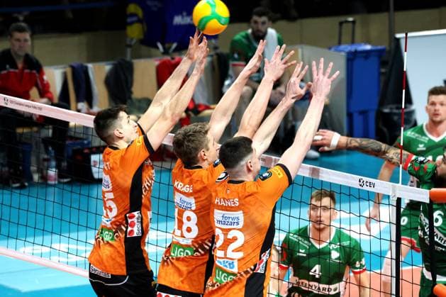 DEU, CEV Group A, BR Volleys vs Greenyard Masaik, 18 12 2024, Max Schmeling Halle, Berlin, DEU, CEV Group A, BR Volleys vs Greenyard Masaik, in the picture block, blocked, Moritz Reichert BR Volleys 15 , Florian Krage BR Volleys 18 , Jake Hanes BR Volleys 22 Photo Juergen Engler nordphoto GmbH nordphotoxGmbHx xEngler nph00076