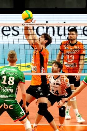 DEU, CEV Group A, BR Volleys vs Greenyard Masaik, 18 12 2024, Max Schmeling Halle, Berlin, DEU, CEV Group A, BR Volleys vs Greenyard Masaik, in the picture ball reception Tobias Krick BR Volleys 21 , Kyle Dagostino BR Volleys 24 , Ruben Schott BR Volleys 13 , Alex Saaremaa Greenyard 18 Photo Juergen Engler nordphoto GmbH nordphotoxGmbHx xEngler nph00076