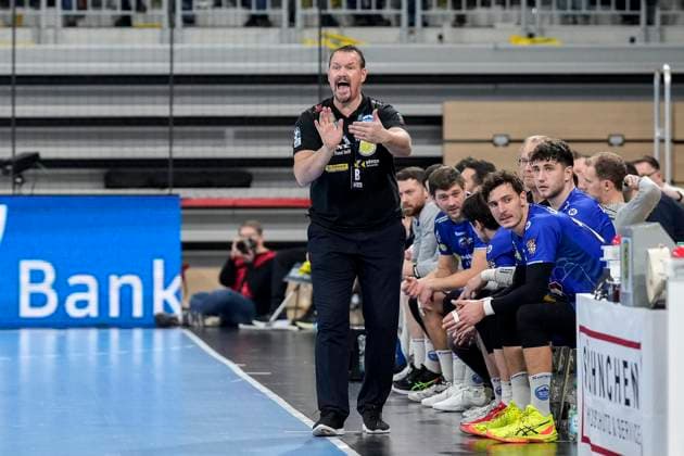 Misha Kaufmann coach, head coach, ThSV , gives instructions, gestures, gesticulates with arms, cropped, full body, single image, single photo, action, action, 19 12 2024, Heidelberg Germany , handball, DHB Cup, quarter final, Rhein Neckar Löwen ThSV Eisenach xozx