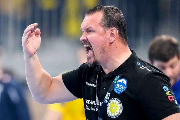 Misha Kaufmann coach, head coach, ThSV , gives instructions, gestures, gesticulates with arms, single image, single photo, action, action, is angry, shouts, screams, screaming, 19 12 2024, Heidelberg Germany , Handball, DHB Pokal, quarter final, Rhein Neckar Löwen ThSV Eisenach xozx