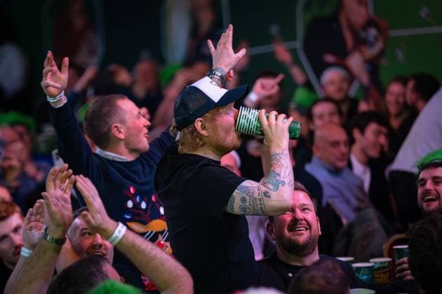 Bilder des Jahres 2024, Sport 12 Dezember Sport Themen der Woche KW51 Sport Bilder des Tages Paddy Power 2025 World Darts Championship Ed Sheeran drinks after being urged on by the crowd during the 2025 Paddy Power World Darts Championship at Alexandra Palace, London, United Kingdom on 20 December 2024. Editorial use only , Copyright: xIanxStephenx PSI-21036-0003