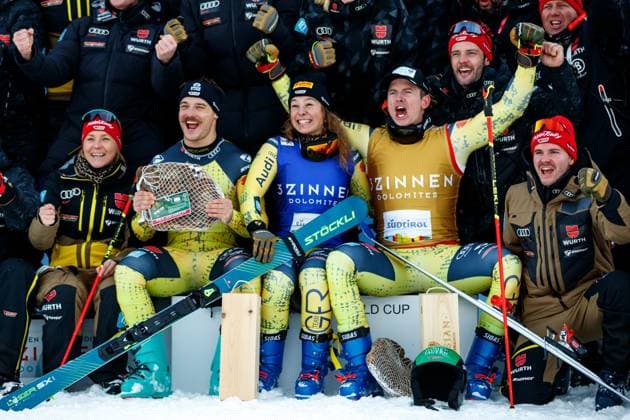 Bilder des Jahres 2024, Sport 12 Dezember Sport Themen der Woche KW51 Sport Bilder des Tages FREE STYLE - FIS SX WC Innichen INNICHEN,ITALY,20.DEC.24 - FREESTYLE SKIING - FIS World Cup, Ski Cross, ladies, men. Image shows the rejoicing of Cornel Renn (GER), Daniela Maier (GER) and Florian Wilmsmann (GER) with team Germany.  GEPAxpictures xMaticxKlansek