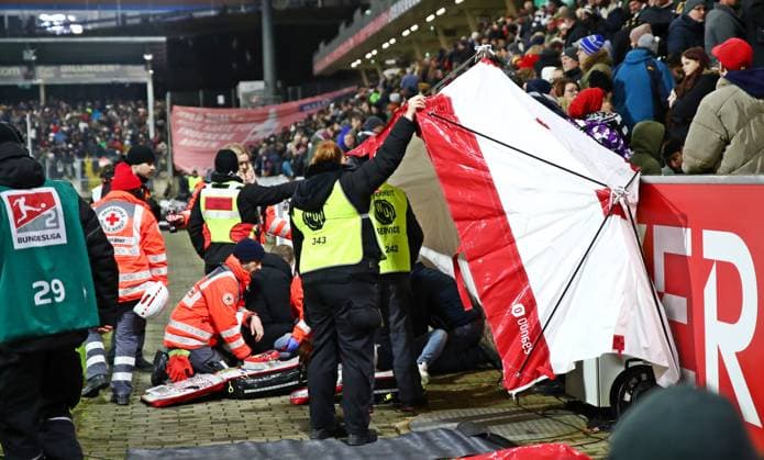 20 12 2024, xmohx, Soccer 2 Bundesliga, SV Elversberg FC Schalke 04 emspor, v l Emergency medical intervention during the match with a fan DFL DFB REGULATIONS PROHIBIT ANY USE OF PHOTOGRAPHS as IMAGE SEQUENCES and or QUASI VIDEO Elversberg