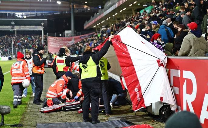 20 12 2024, xmohx, Soccer 2 Bundesliga, SV Elversberg FC Schalke 04 emspor, v l Emergency medical intervention during the match with a fan DFL DFB REGULATIONS PROHIBIT ANY USE OF PHOTOGRAPHS as IMAGE SEQUENCES and or QUASI VIDEO Elversberg