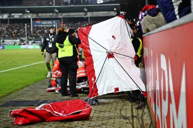 20 12 2024, xmohx, Soccer 2 Bundesliga, SV Elversberg FC Schalke 04 emspor, v l Emergency medical intervention during the match with a fan DFL DFB REGULATIONS PROHIBIT ANY USE OF PHOTOGRAPHS as IMAGE SEQUENCES and or QUASI VIDEO Elversberg
