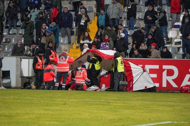 Germany Soccer 2 Bundesliga 2024 25, 17 Matchday SV Elversberg vs FC Schalke 04 Ursapharm Arena an der Kaiserlinde Elversberg Medical emergency in front of the main stand Paramedics attend to a fan Copyright: xJOERANxSTEINSIEKx