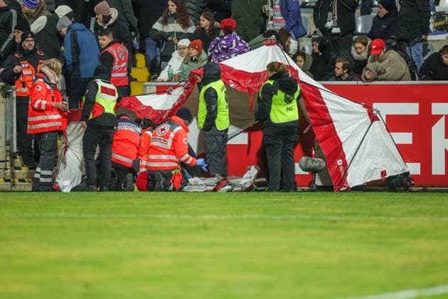 20 12 2024, Football, Season 2024 2025, 2 Bundesliga, Matchday 17, SV Elversberg FC Schalke 04, Medical emergency during half-time break Elversberg URSAPHARM Arena RP Germany xRHR PHOTO TRx Copyright: TimxRehbein RHR-FOTOx RHR-FOTO TR