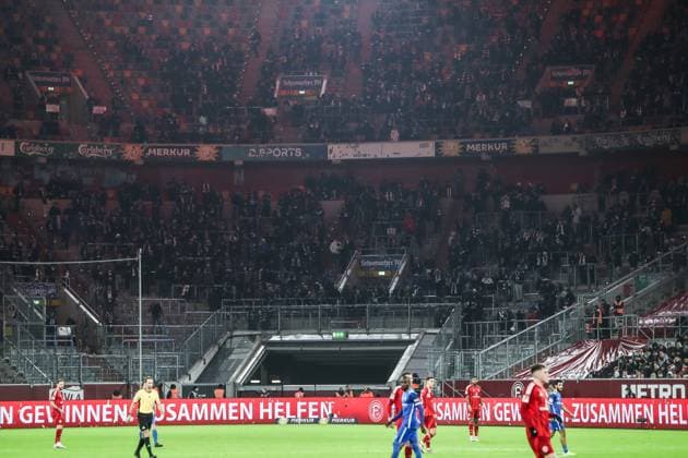 Fussball, 2.Bundesliga Saison 2024 2025 17.Spieltag Fortuna Düsseldorf - 1.FC Magdeburg 20.12.2024, MERKUR SPIEL-ARENA Die Fans vom 1.FC Magdeburg verlassen den Gästeblock in Düsseldorf, Grund dafür ist ein Anschlag auf eine Menschengruppe auf dem Magdeburger Weihnachtsmarkt Düsseldorf MERKUR SPIEL-ARENA Nordrhein-Westfahlen Deutschland