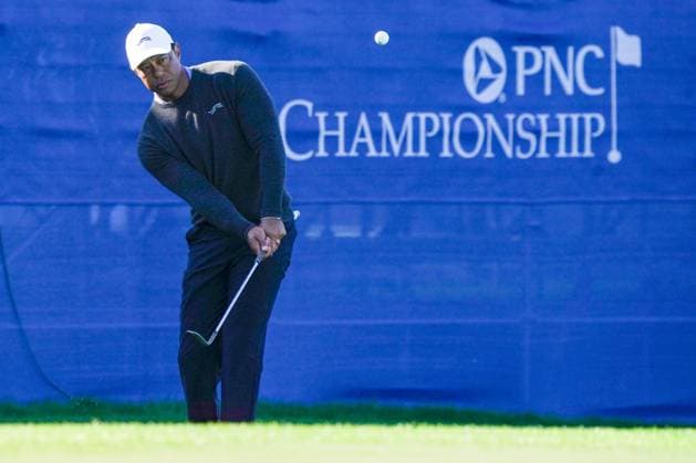 December 20, 2024, Orlando, Florida, USA: Tiger Woods chips a shot onto the 18th hole at the PNC Championship Pro-Am at the Ritz-Carlton Golf Club. Orlando USA - ZUMAw109 20241220_fap_w109_003 Copyright: xDebbyxWongx