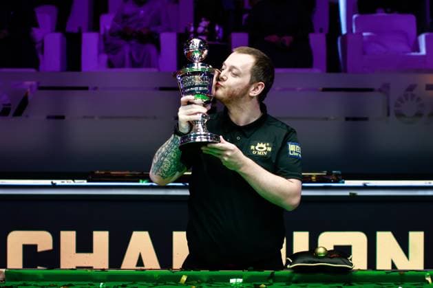 Bilder des Jahres 2024, Sport 12 Dezember Sport Themen der Woche KW51 Sport Bilder des Tages RIYADH, SAUDI ARABIA - DECEMBER 20: Mark Allen of Northern Ireland kisses the trophy after winning the Final match against Luca Brecel of Belgium on day three of 2024 Riyadh Season Snooker Championship at Boulevard City on December 20, 2024 in Riyadh, Saudi Arabia.  Copyright: xTaixChengzhex 111537984858