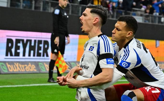 21 12 2024 Soccer Season 2024 2025 2 Soccer Bundesliga 17 Matchday Hamburger SV HSV Hamburg SpVgg Greuther Fürth Kleeblatt Sportfoto Zink MeZi xmexzix DFL regulations prohibit any use of photographs as image sequences and or quasi video only for editorial use Torjubel Jubel nach Treffer Torschuß zum 1 0 durch Dennis Hadzikadunic 5, Hamburger SV HSV with Davie Selke 27, Hamburger SV HSV, right
