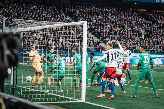 Soccer Men Season 2024 2025 2 Soccer Bundesliga 17 Matchday Hamburger SV vs SpVgg Greuther Fürth 21 12 2024 The ball from Dennis Hadzikadunic 5, HSV lands behind the line in the goal Hamburg Volksparkstadion Hamburg Germany