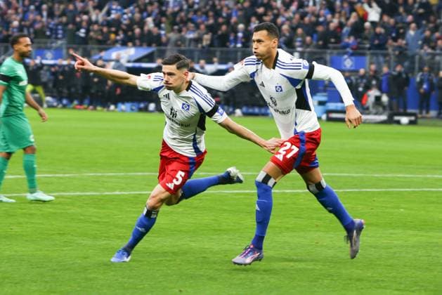 GER,Hamburg, Fußball, DFB, Hamburger SV vs SpVgg Greuther Fuerth , im Hamburger Volksparkstadion , 21 12 2024 , v l Goal for 1 0 by Dennis Hadzikadunic Hamburger SV , Davie Selke Hamburger SV DFL regulations prohibit any use of photographs as image sequences and or quasi video Copyright: HMBxMedia FernandoxSoares