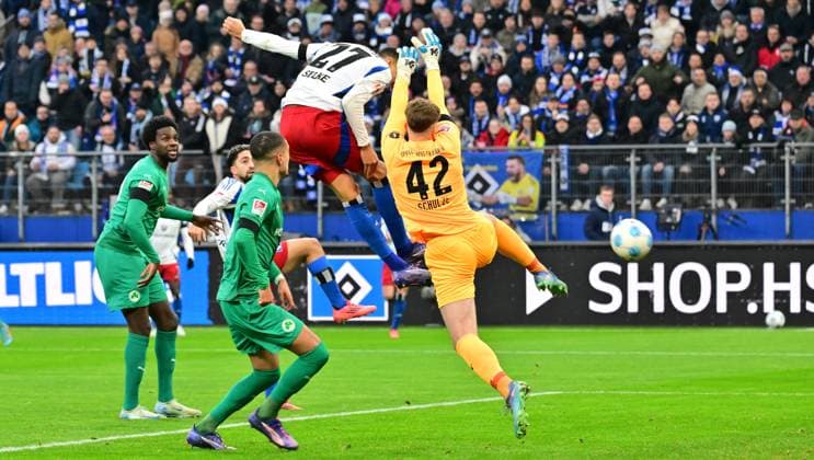 21 12 2024 Soccer Season 2024 2025 2 Soccer Bundesliga 17 Matchday Hamburger SV HSV Hamburg SpVgg Greuther Fürth Kleeblatt Sportfoto Zink MeZi xmexzix DFL regulations prohibit any use of photographs as image sequences and or quasi video only for editorial use Davie Selke 27, Hamburger SV HSV erzielt Treffer Tor Torschuß uzum 2 0 gegen Moritz Schulze 42, SpVgg Greuther Fürth