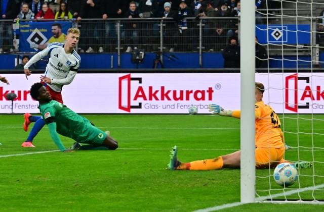 21 12 2024 Soccer Season 2024 2025 2 Soccer Bundesliga 17 Matchday Hamburger SV HSV Hamburg SpVgg Greuther Fürth Kleeblatt Sportfoto Zink MeZi xmexzix DFL regulations prohibit any use of photographs as image sequences and or quasi video only for editorial use Adam Karabec 17, Hamburger SV HSV scores goal goal shot for 3 0 against Gideon Jung 23, SpVgg Greuther Fürth Moritz Schulze 42, SpVgg Greuther Fürth