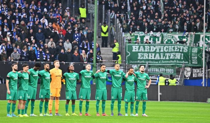 21 12 2024 Soccer season 2024 2025 2 Soccer Bundesliga 17 Matchday Hamburger SV HSV Hamburg SpVgg Greuther Fürth Kleeblatt Sportfoto Zink xwoxzix DFL regulations prohibit any use of photographs as image sequences and or quasi video only for editorial use Schweigeminute Gedenkminute Gedenken Schweigen Trauer Andenken Anschlag Magdeburg Weihnachtsmarkt