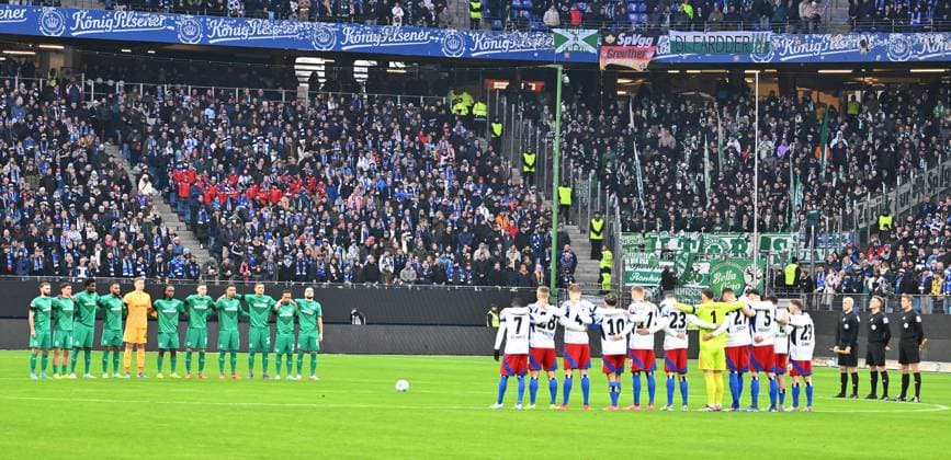21 12 2024 Soccer season 2024 2025 2 Soccer Bundesliga 17 Matchday Hamburger SV HSV Hamburg SpVgg Greuther Fürth Kleeblatt Sportfoto Zink xwoxzix DFL regulations prohibit any use of photographs as image sequences and or quasi video only for editorial use Schweigeminute Gedenkminute Gedenken Schweigen Trauer Andenken Anschlag Magdeburg Weihnachtsmarkt