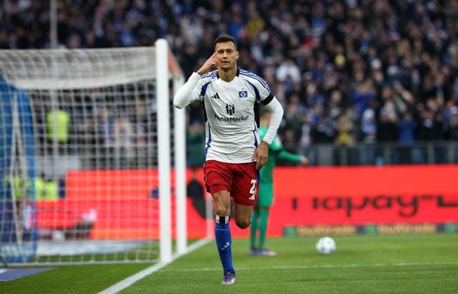 21 12 2024, Soccer 2 Bundesliga 2024 2025, Matchday 17, Hamburger SV SpVgg Greuther Fürth, in Volksparkstadion Hamburg Cheers scorer Davie Selke Hamburg for the goal to 2 0 DFL and DFB regulations prohibit any use of photographs as image sequences and or quasi video