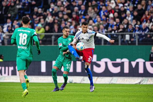 Maximilian Dietz SpVgg Greuther Fuerth, 33 , Davie Selke Hamburger SV, 27 GER, Hamburger SV vs SpVgg Greuther Fuerth, Football, 2 Bundesliga, Matchday 17, Season 2024 2025, 21 12 2024 DFL REGULATIONS PROHIBIT ANY USE OF PHOTOGRAPHS AS IMAGE SEQUENCES AND OR QUASI VIDEO GER, Hamburger SV vs SpVgg Greuther Fuerth, Football, 2 Bundesliga, Matchday 17, Season 2024 2025, 21 12 2024 Hamburg Copyright: xEibner-Pressefoto MarcelxvonxFehrnx EP_MFN