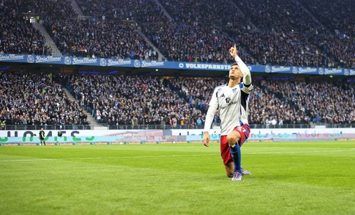 21 12 2024, Soccer 2 Bundesliga 2024 2025, Matchday 17, Hamburger SV SpVgg Greuther Fürth, in Volksparkstadion Hamburg Cheers scorer Davie Selke Hamburg for the goal to 2 0 DFL and DFB regulations prohibit any use of photographs as image sequences and or quasi video