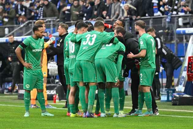 GER 2 FBL,, Hamburger SV vs SpVgg Greuther Fürth 21 12 2024, Volksparkstadion, Hamburg, GER 2 FBL, Hamburger SV vs SpVgg Greuther Fürth in the picture Davie Selke Hamburg 27 shoots the 2 0 for Hamburg past goalkeeper Moritz Schulze Fuerth 42 the Fuerth team then discusses first nordphotoxGmbH xWitke nph00002