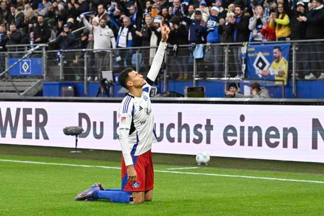 GER 2 FBL,, Hamburger SV vs SpVgg Greuther Fürth 21 12 2024, Volksparkstadion, Hamburg, GER 2 FBL, Hamburger SV vs SpVgg Greuther Fürth in the picture Davie Selke Hamburg 27 shoots the 2 0 for Hamburg past goalkeeper Moritz Schulze Fuerth 42 and cheers nordphotoxGmbH xWitke nph00002