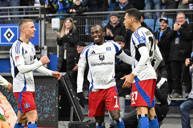 GER 2 FBL,, Hamburger SV vs SpVgg Greuther Fürth 21 12 2024, Volksparkstadion, Hamburg, GER 2 FBL, Hamburger SV vs SpVgg Greuther Fürth in the picture Davie Selke Hamburg 27 shoots the 2 0 for Hamburg past goalkeeper Moritz Schulze Fuerth 42 and cheers with the team nordphotoxGmbH xWitke nph00002