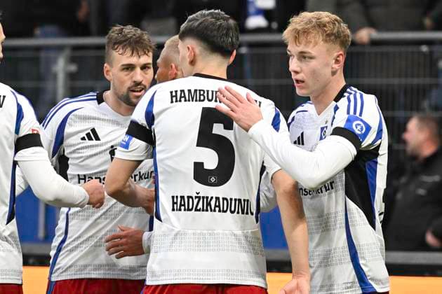 GER 2 FBL,, Hamburger SV vs SpVgg Greuther Fürth 21 12 2024, Volksparkstadion, Hamburg, GER 2 FBL, Hamburger SV vs SpVgg Greuther Fürth in the picture Adam Karabec Hamburg 17 shoots the 3 0 for Hamburg past goalkeeper Moritz Schulze Fuerth 42 and cheers with the team nordphotoxGmbH xWitke nph00002