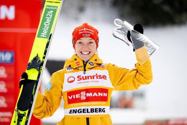 Sport Bilder des Tages Katharina Schmid (Deutschland) jubelt bei der Siegerehrung auf dem Podium ueber Platz 2 mit Pokal eines Engel aus Glas, SUI, FIS Viessmsann Skisprung Weltcup Engelberg Groß-Titlis-Schanze, Wettkampf Einzelspringen, Saison 2024 2025, 21.12.2024 SUI, FIS Viessmsann Skisprung Weltcup Engelberg Groß-Titlis-Schanze, Wettkampf Einzelspringen, Saison 2024 2025, 21.12.2024 Engelberg *** Katharina Schmid Germany cheers on the podium at the award ceremony over 2nd place with a glass angel trophy, SUI, FIS Viessmann Ski Jumping World Cup Engelberg Groß Titlis Schanze, individual ski jumping competition, 2024 2025 season, 21 12 2024 SUI, FIS Viessmann Ski Jumping World Cup Engelberg Groß Titlis Schanze, individual ski jumping competition, 2024 2025 season, 21 12 2024 Engelberg Copyright: xEibner-Pressefoto Memmlerx EP_MMR