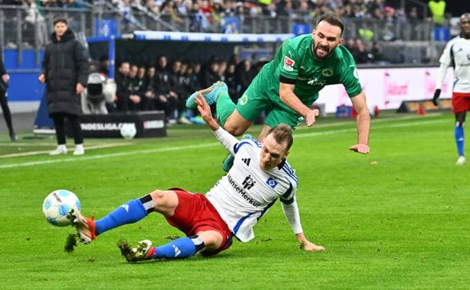 21 12 2024 Soccer Season 2024 2025 2 Soccer Bundesliga 17 Matchday Hamburger SV HSV Hamburg SpVgg Greuther Fürth Kleeblatt Sportfoto Zink xwoxzix DFL regulations prohibit any use of photographs as image sequences and or quasi video only for editorial use Sebastian Schonlau 4, Hamburger SV HSV Simon Asta 2, SpVgg Greuther Fürth