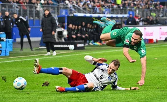 21 12 2024 Soccer Season 2024 2025 2 Soccer Bundesliga 17 Matchday Hamburger SV HSV Hamburg SpVgg Greuther Fürth Kleeblatt Sportfoto Zink xwoxzix DFL regulations prohibit any use of photographs as image sequences and or quasi video only for editorial use Sebastian Schonlau 4, Hamburger SV HSV Simon Asta 2, SpVgg Greuther Fürth