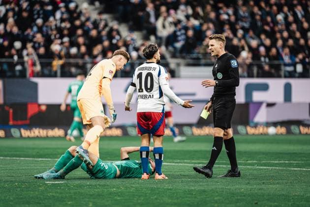 Soccer Men Season 2024 2025 2 Soccer Bundesliga 17 Matchday Hamburger SV vs SpVgg Greuther Fürth 21 12 2024 Immanuel Pherai 10, HSV center, is shown the yellow card by referee Timo Gerach Hamburg Volksparkstadion Hamburg Germany for his foul on Simon Asta 2, SpVgg Greuther Fürth left