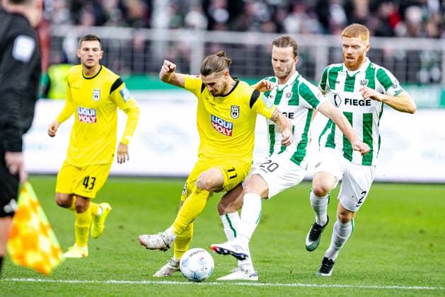 Soccer Men 2 Bundesliga 17 Matchday Season 2024 2025 SC Preußen Münster vs SSV Ulm 1846 Soccer 21 12 2024 11 Dennis Chessa SSV Ulm 1846 Soccer , 20 Jorrit Hendrix SC Preußen Münster DFL regulations prohibit any use of photographs as image sequences and or quasi video Münster Preußenstadion Nordrheinwestfalen Germany