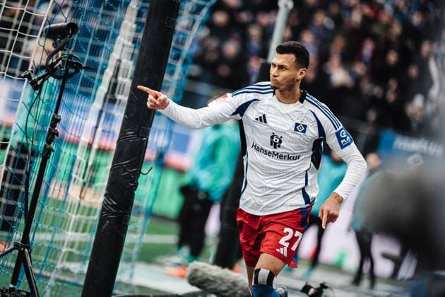 Soccer Men Season 2024 2025 2 Soccer Bundesliga 17 Matchday Hamburger SV vs SpVgg Greuther Fürth 21 12 2024 Davie Selke 27, HSV scores and juels over his goal Hamburg Volksparkstadion Hamburg Germany