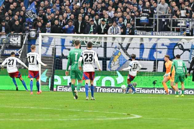 GER; 2. FBL,, Hamburger SV vs SpVgg Greuther Fürth 21.12.2024, Volksparkstadion, Hamburg, GER; 2. FBL, Hamburger SV vs SpVgg Greuther Fürth im Bild Davie Selke (Hamburg 27) schiesst das 4-0 fuer Hamburg vorbei an Torhueter Moritz Schulze (Fuerth 42) nordphotoxGmbH xWitke nph00002