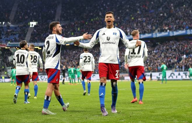 21.12.2024, Fussball 2. Bundesliga 2024 2025, 17. Spieltag, Hamburger SV - SpVgg Greuther Fürth, im Volksparkstadion Hamburg. Jubel (L-R) William Mikelbrencis (Hamburg) und Torschütze Davie Selke (Hamburg) zum Tor zum 4:0 ***DFL and DFB regulations prohibit any use of photographs as image sequences and or quasi-video.***