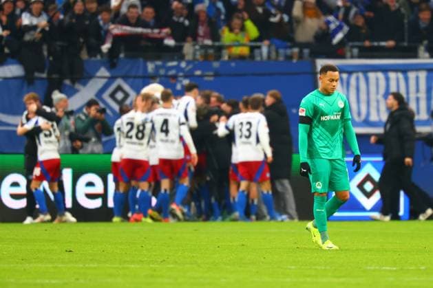 GER,Hamburg, Fußball, DFB, Hamburger SV vs SpVgg Greuther Fuerth , im Hamburger Volksparkstadion , 21 12 2024 , v l Roberto Massimo SpVgg Greuther Fuerth enttaeuscht, enttaeusch schauend, dissapointed, traurig, frustriert, frust, gefrustet nach dem 0 für den HSV DFL regulations prohibit any use of photographs as image sequences and or quasi video Copyright: HMBxMedia FernandoxSoares