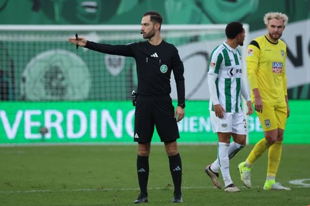Referee Christian Ballweg GER, Preussen Muenster vs SSV Ulm 1846, Football, 2 Liga, Matchday 17, Season 2024 2025, 21 12 2024 DFL REGULATES PROHIBIT ANY USE OF PHOTOGRAPHS AS IMAGE SEQUENCES AND OR QUASI VIDEO GER, Preussen Muenster vs SSV Ulm 1846, Football, 2 Liga, Matchday 17, Season 2024 2025, 21 12 2024 Muenster Copyright: xEibner-Pressefoto FrankxZeisingx EP_FZG