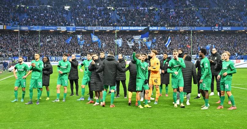 21 12 2024 Soccer season 2024 2025 2 Soccer Bundesliga 17 Matchday Hamburger SV HSV Hamburg SpVgg Greuther Fürth Kleeblatt Sportfoto Zink xwoxzix DFL regulations prohibit any use of photographs as image sequences and or quasi video only for editorial use Mannschaft Team Fürth disappointed Disappointment in front of Greutherfürthfans Fans Fanblock Kleeblattfans after the end of the match