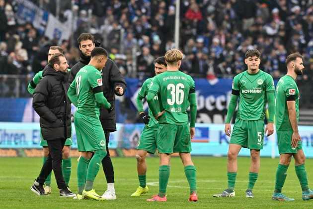 GER 2 FBL,, Hamburger SV vs SpVgg Greuther Fürth 21 12 2024, Volksparkstadion, Hamburg, GER 2 FBL, Hamburger SV vs SpVgg Greuther Fürth in the picture the team from Fuerth hangs their heads after the defeat nordphotoxGmbH xWitke nph00002