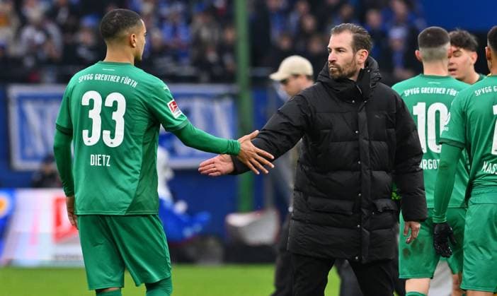 21 12 2024 Soccer Season 2024 2025 2 Soccer Bundesliga 17 Matchday Hamburger SV HSV Hamburg SpVgg Greuther Fürth Kleeblatt Sportfoto Zink xwoxzix DFL regulations prohibit any use of photographs as image sequences and or quasi video only for editorial use Maximilian Solomon Dietz 33, SpVgg Greuther Fürth Jan Siewert Coach SpVgg Greuther Fürth disappointed Disappointment after the end of the match