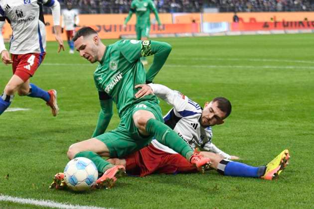 GER 2 FBL,, Hamburger SV vs SpVgg Greuther Fürth 21 12 2024, Volksparkstadion, Hamburg, GER 2 FBL, Hamburger SV vs SpVgg Greuther Fürth in the picture Lukasz Poreba Hamburg 06 tries to assert himself against Branimir Hrgoto Fuerth 10 nordphotoxGmbH xWitke nph00002