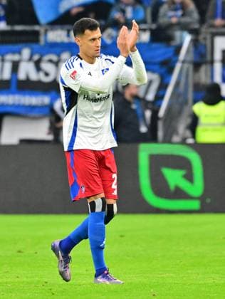 21 12 2024 Soccer season 2024 2025 2 Soccer Bundesliga 17 Matchday Hamburger SV HSV Hamburg SpVgg Greuther Fürth Kleeblatt Sportfoto Zink MeZi xmexzix DFL regulations prohibit any use of photographs as image sequences and or quasi video only for editorial use Davie Selke 27, Hamburger SV HSV applauds claps