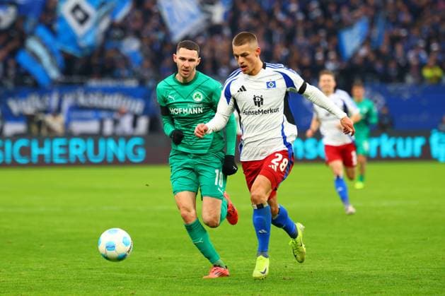 GER,Hamburg, Fußball, DFB, Hamburger SV vs SpVgg Greuther Fuerth , im Hamburger Volksparkstadion , 21 12 2024 , v l Branimir Hrgota SpVgg Greuther Fuerth , Miro Muheim Hamburger SV im Zweikampf DFL regulations prohibit any use of photographs as image sequences and or quasi video Copyright: HMBxMedia FernandoxSoares