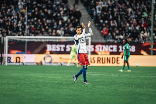 Soccer Men Season 2024 2025 2 Soccer Bundesliga 17 Matchday Hamburger SV vs SpVgg Greuther Fürth 21 12 2024 Davie Selke 27, HSV applauds after his substitution Hamburg Volksparkstadion Hamburg Germany