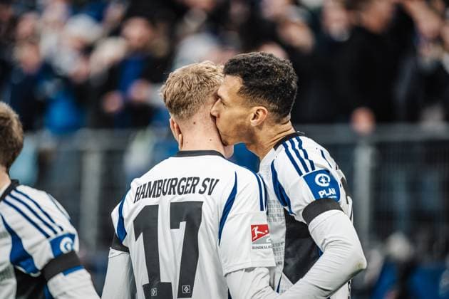 Soccer Men Season 2024 2025 2 Soccer Bundesliga 17 Matchday Hamburger SV vs SpVgg Greuther Fürth 21 12 2024 v l Adam Karabec 17, HSV is kissed by Davie Selke 27, HSV Hamburg Volksparkstadion Hamburg Germany