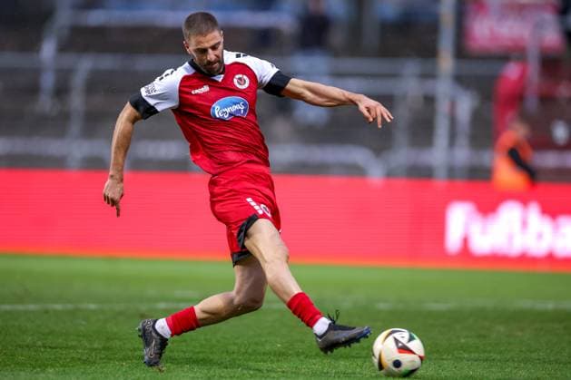 21 12 2024, Football, FC Viktoria Köln SV Sandhausen, 3 Liga, Sportpark Höhenberg, Saison 2024 2025 Goal celebration after the goal to 1 0 by scorer Serhat Semih Güler Viktoria Köln 30 Schuss Torschuss DFB regulations prohibit any use of photographs as image sequences and or quasi video Nordrhein Westfalen Germany