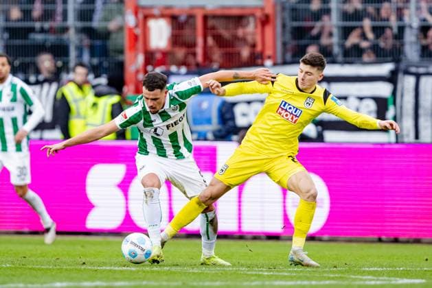 Soccer Men 2 Bundesliga 17 Matchday Season 2024 2025 SC Preußen Münster vs SSV Ulm 1846 Soccer 21 12 2024 5 Yassine Bouchama SC Preußen Münster , 29 Semir Telalovic SSV Ulm 1846 Soccer DFL regulations prohibit any use of photographs as image sequences and or quasi video Münster Preußenstadion Nordrheinwestfalen Germany